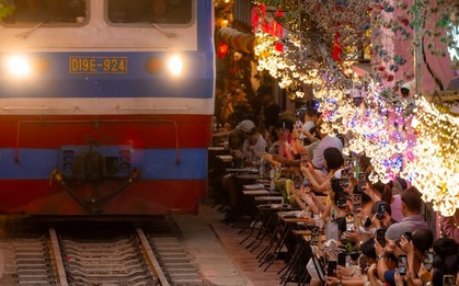 Phía sau vẻ đẹp của cà phê đường tàu ở Hà Nội: Trải nghiệm đầy rủi ro, khó xóa bỏ