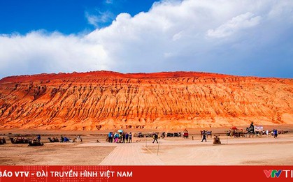 Bất chấp nắng nóng 62°C, du khách đổ đến 'chảo lửa' Hỏa Diệm Sơn