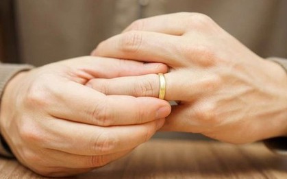 Phát hiện vợ ngoại tình với hàng xóm, chồng làm một việc khiến ai nấy sốc nặng