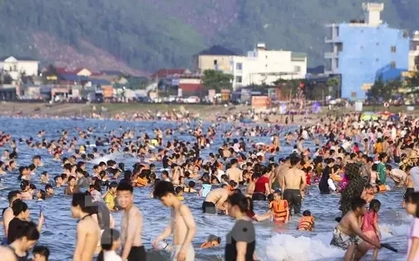 Du khách đổ xô tắm biển Thiên Cầm