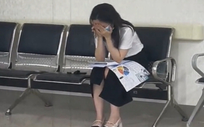 Khoảnh khắc cô gái 23 tuổi bị ung thư máu ngồi khóc ở hành lang bệnh viện khiến nhiều người đau lòng: Đừng bỏ qua những dấu hiệu bệnh