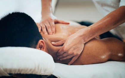 Mát xa cổ vai gáy, người đàn ông liệt luôn 2 chân