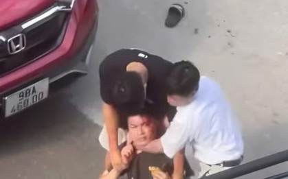 Hai cha con vừa đánh người chảy máu đầu vừa hỏi "mày biết tao là ai không?"