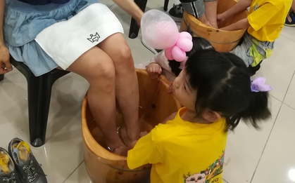1000 trẻ mẫu giáo bỗng trở thành "nhân viên mát xa”, phải quỳ xuống rửa chân cho người lớn