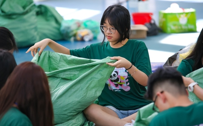 Học sinh Hà Nội hô biến hơn 10 tấn giấy, sách, quần áo cũ thành quà tặng: Mùa hè không chỉ có vui chơi mà còn phải sống xanh!