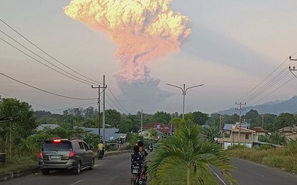 Núi lửa Indonesia phun trào, nhiều chuyến bay bị hủy