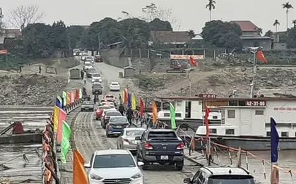 Cầu phao Phong Châu sẵn sàng phục vụ người dân qua sông Hồng