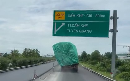 Xe tải chở thùng hàng nghiêng hẳn sang một bên vẫn phóng vèo vèo trên cao tốc