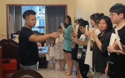 Người đàn ông khổ nhất Trung Quốc mỗi mùa nghỉ hè
