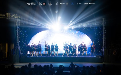 Bùng nổ “điệu nhảy đa vũ trụ” của sinh viên Trường ĐH Anh Quốc Việt Nam tại The Universe Showcase