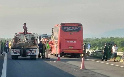 Xe khách va chạm với xe đầu kéo trên cao tốc, 9 người thương vong