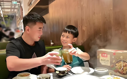 2 bố con trò chuyện trong quán ăn, khách bàn bên nghe được 1 câu, vội đăng lên MXH: Cách dạy con này lạ quá!