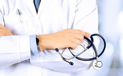 Phẫn nộ nam bác sĩ cố tình chẩn bệnh sai cho hàng trăm người khoẻ mạnh, lấy tiền mua siêu xe