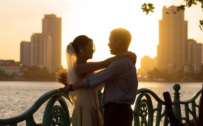 Giữa ngày nóng đổ lửa, Hà Nội rực vàng trong khoảnh khắc hoàng hôn hiếm có