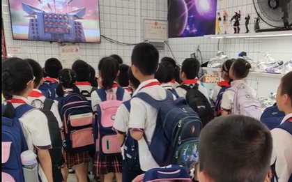 Mở cửa hàng gần trường học nhưng thua lỗ ê chề, cặp vợ chồng bất ngờ "đổi đời" nhờ làm hành động vô cùng bình thường