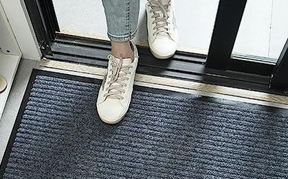Ngày càng nhiều người từ bỏ thảm chùi chân trước cửa, 2 giải pháp thay thế này tiện hơn