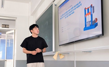 "Hành trang của con chỉ có niềm tin của mẹ và cuốn sổ hộ nghèo" - 1 phút phát biểu khiến cả hội trường bật khóc