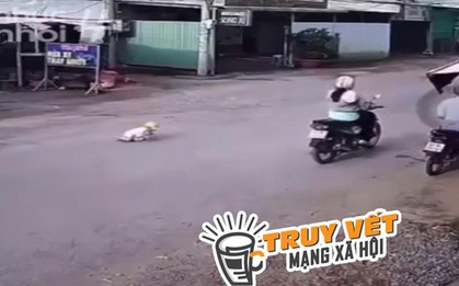 Phẫn nộ cảnh mẹ bỏ con 18 tháng tuổi giữa đường đông xe cộ