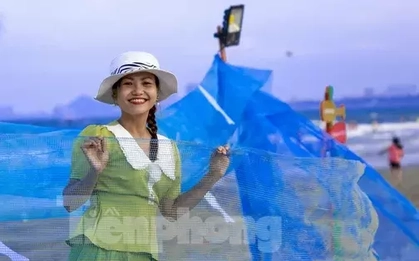 Du khách thích thú trải nghiệm 'câu chuyện làng chài' trên biển Đà Nẵng