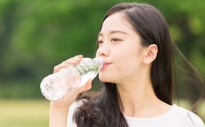 Nước ở nhiệt độ phòng hay nước lạnh tốt cho sức khỏe hơn?
