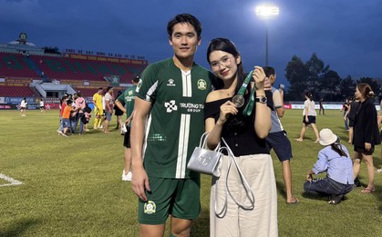 Hotgirl ngân hàng tình tứ bên “nam thần” U23 Việt Nam, visual phát sáng, body mẹ bỉm vẫn đỉnh không kém thời son rỗi