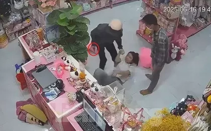 Clip: Hai đối tượng dùng dao khống chế nữ nhân viên cửa hàng thời trang