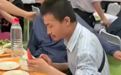 Thiên tài Toán học khổ nhất lúc này, ngồi ăn cũng không yên, báo chí bức xúc viết: Họ không coi anh ấy là người!