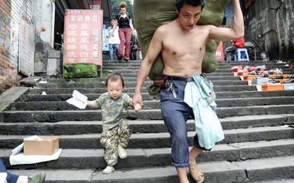 Cặp cha con trong bức ảnh “cõng cả thế giới trên vai vì con” bây giờ ra sao?