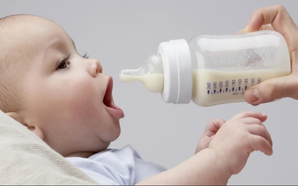 Chấn động: Trẻ sơ sinh bú bình có thể nuốt phải hơn 1 triệu hạt vi nhựa mỗi ngày