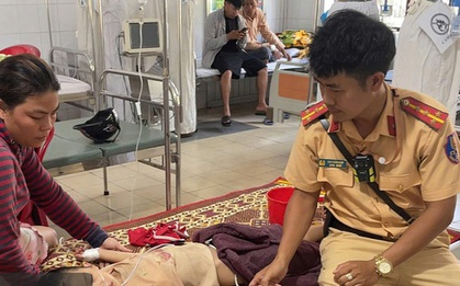 Người phụ nữ run rẩy, bật khóc rồi nhờ CSGT giúp đỡ