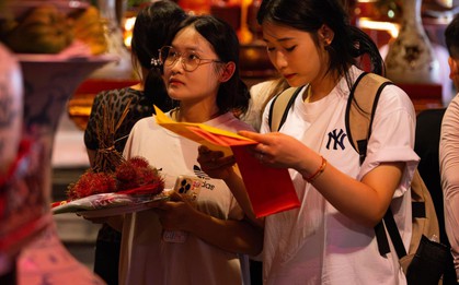 Sĩ tử mang bút, giấy báo thi đến Văn Miếu "xin vía đỗ đại học"