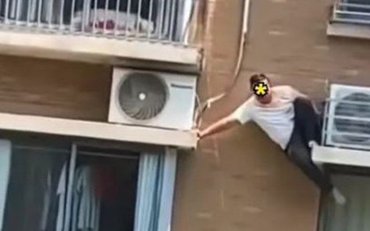 Bị bắt quả tang ngoại tình, người đàn ông đu bám bên ngoài toà nhà kêu cứu