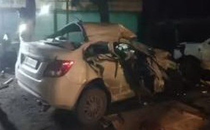 Ô tô đâm vào xe bán tải đỗ gần quán ăn, 8 người tử vong