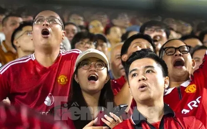 Fan MU phủ sắc đỏ trên sân vận động Hòa Xuân