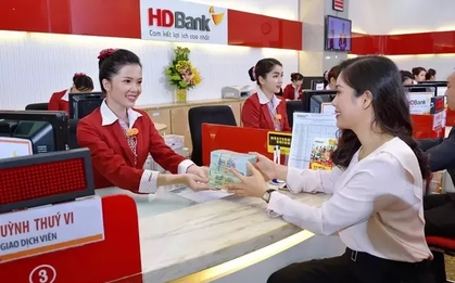 Lãi suất giảm mạnh, vì sao người dân vẫn đổ tiền vào ngân hàng?