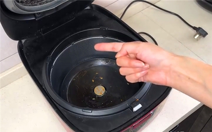 Trên nồi cơm điện có 4 nơi dễ “giấu” chất gây ung thư, côn trùng, nguy cơ cháy nổ nhưng ít ai để ý