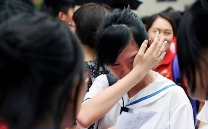 Ai cũng nói "Giỏi thì đề nào cũng làm được", sĩ tử 2k7 đừng "làm màu" khóc mãi: Bởi họ đâu làm mẹ, phải chứng kiến con ôn thi đến sáng!