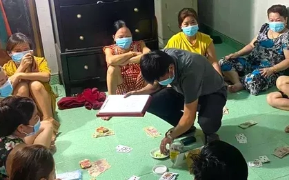 Nữ trưởng phòng công ty bảo hiểm đánh bạc với 9 phụ nữ