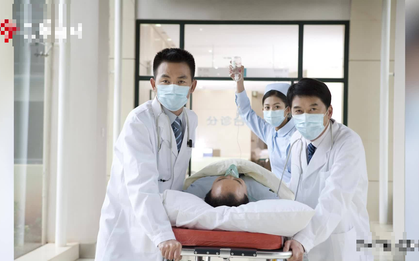 Con trai bàng hoàng khi bố đột ngột qua đời: Bác sĩ nói "nóng đến mấy cũng đừng tắm kiểu này"