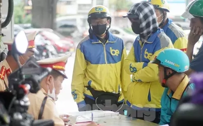 Hà Nội: Hàng loạt tài xế bị xử phạt vì "leo" xe máy lên vỉa hè, đi ngược chiều