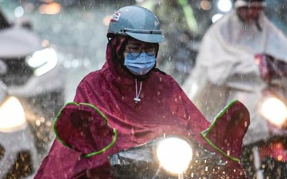 Hà Nội đón ‘cơn mưa vàng’ sau những ngày nắng nóng