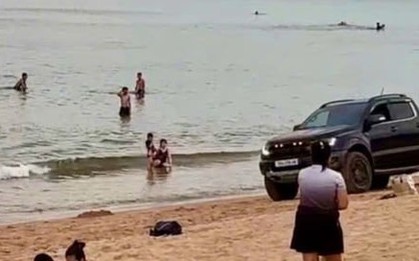 Khởi tố tài xế xe bán tải phóng ào ào, bóp còi inh ỏi trên bãi biển Tuy Hòa