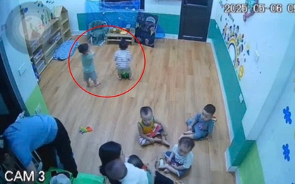 Cô giáo vừa bày hoa quả ra để dạy học thì 2 búp măng non liền xuất hiện và ngay 1 việc khiến các cô vừa hoảng vừa buồn cười