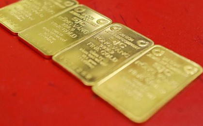 Giá vàng liên tục giảm sâu, nên mua vào hay bán ra?