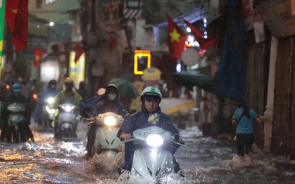 Mưa ngập lênh láng nhiều tuyến phố Hà Nội, dân công sở vất vả về nhà giờ tan tầm