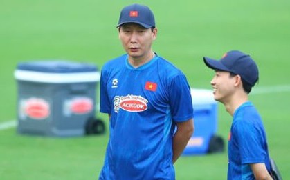 HLV Kim Sang-sik tiếc Công Phượng, khen ngôi sao Việt kiều