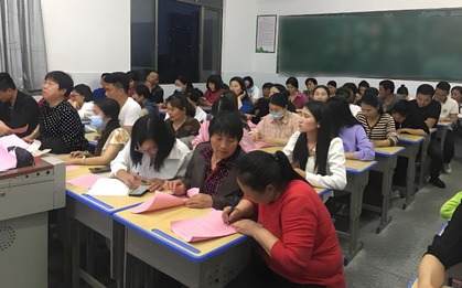 Hiệu trưởng tuyên bố 1 câu sốc trong buổi họp phụ huynh, tất cả cha mẹ sững sờ: Lần đầu gặp phải chuyện như này!