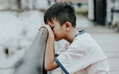 Con bị bạn gọi bằng 7 từ rồi tẩy chay, người cha chết lặng: 40 năm, chưa bao giờ nghe điều lạ kỳ đến thế!