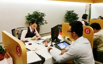 Người đàn ông nợ tín dụng 50 triệu đồng trong 8 năm, ngân hàng tự động khấu trừ 217 triệu đồng, đòi thêm 500 triệu đồng, tòa tuyên bố: Ngân hàng phải trả lại tiền