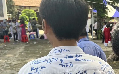 Thí sinh mặc áo chi chít chữ ký, có được vào dự thi?